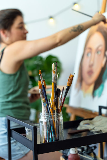 才华横溢的艺术家在宁静的环境中画一幅肖像图片下载