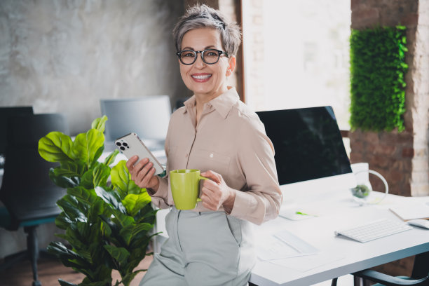 微笑的照片积极的女士会计正装喝饮料短信现代设备室内工作场所工作站阁楼图片下载