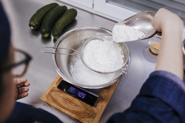 一个女人用体重秤称面粉的高角度照片图片下载