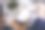 一个女人用体重秤称面粉的高角度照片图片下载