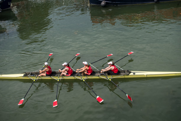 女子在皮划艇的海峡上划船图片下载