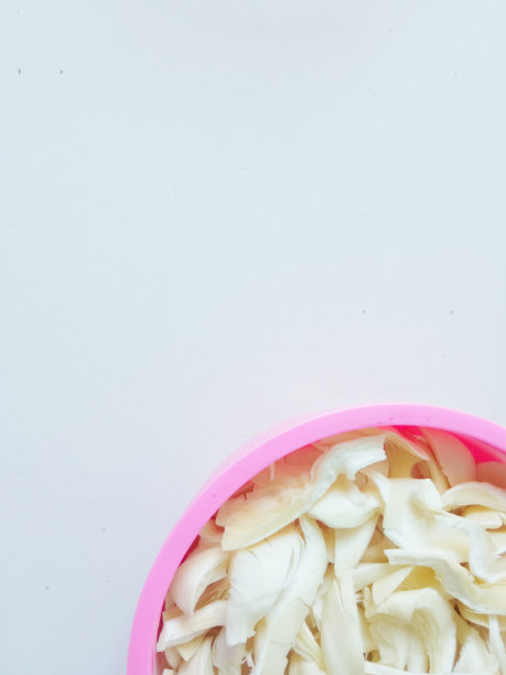 平菇片在碗中分离，放在白色上图片下载