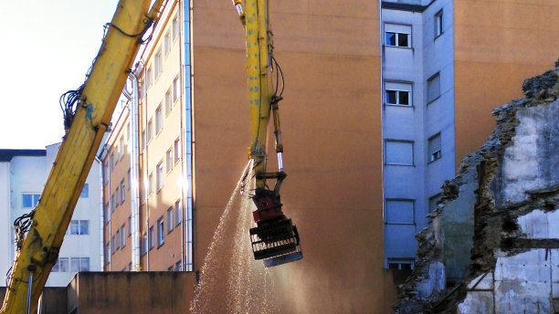 施工起重机在施工现场喷水，清除瓦砾。图片下载