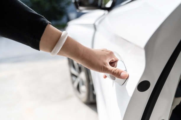 一个人正在打开电动汽车的车门图片下载