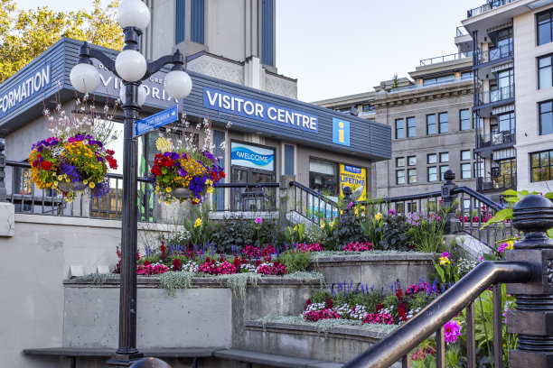 位于不列颠哥伦比亚省维多利亚市中心的游客中心，周围有很多鲜花图片下载