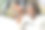 透过车窗看到的微笑的父亲和女儿享受公路旅行的照片图片下载