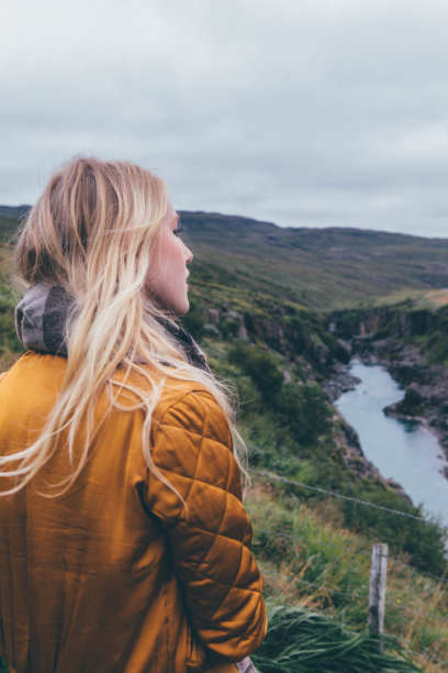 有思想的美丽女人看着天空图片下载