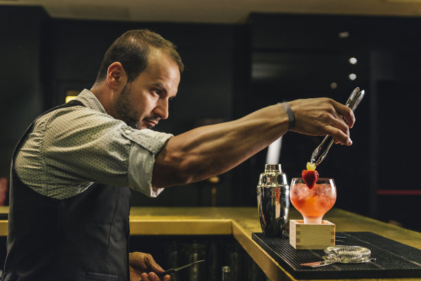 吧台上的调酒师在调酒图片下载