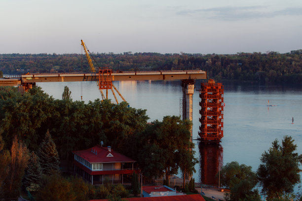 河上的混凝土桥。复杂的技术项目。图片下载