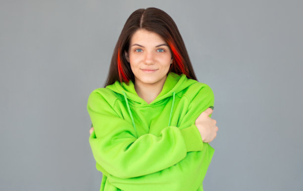 照片喜出望外的女士好心情的手拥抱自己的肩膀享受快乐的软布洗衣温暖的微笑孤立的灰色粉彩背景图片下载