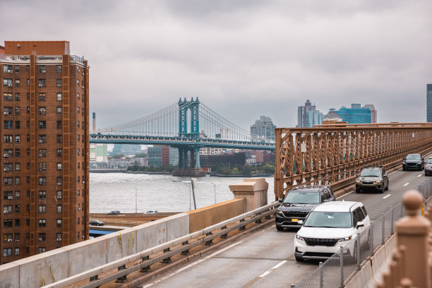 阿尔弗雷德·e·史密斯住宅的住宅楼，曼哈顿-纽约。曼哈顿大桥的背景-美国-股票照片图片下载