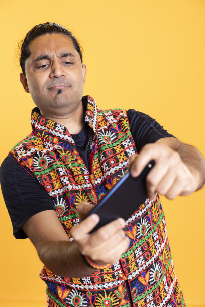 人们喜欢在手机上玩游戏，与其他玩家竞争图片下载