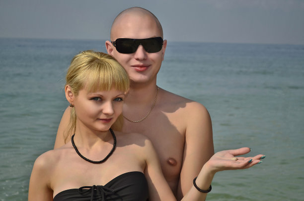 年轻家庭在波斯湾海滩上放松身心图片下载