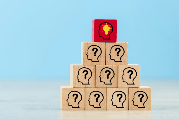 手排木块与图标头人类符号和灯泡，概念创意的想法图片下载