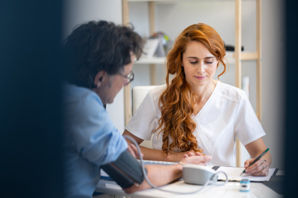 医生和病人在办公室的画像图片下载