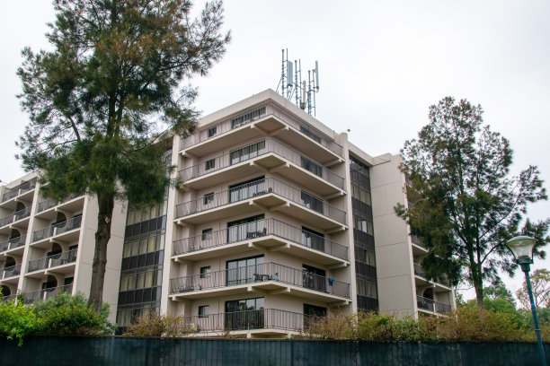 下午，位于葡萄牙卡斯凯伊斯街道上的现代建筑图片下载