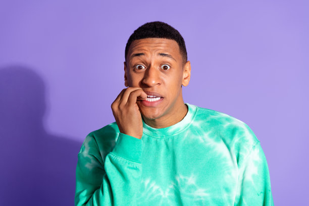 照片中的滑稽可疑的家伙穿着蓝绿色的运动衫拜访手指空的空间孤立的紫色背景图片下载