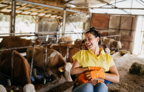 在谷仓里玩得开心图片下载