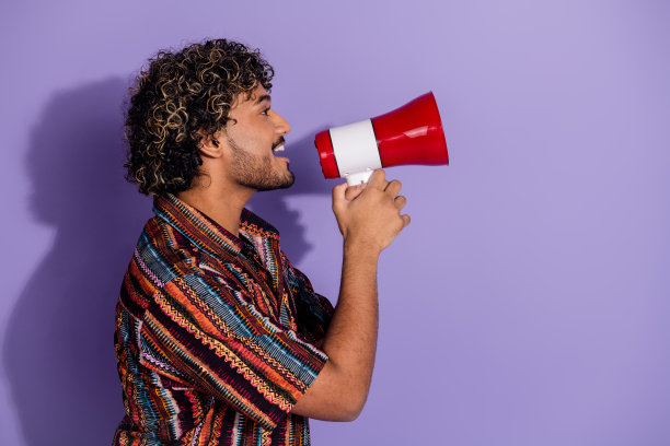 侧面侧面照片的滑稽男子与胡子穿着印花衬衫尖叫在扩音器看起来空白空间孤立的紫色背景图片下载