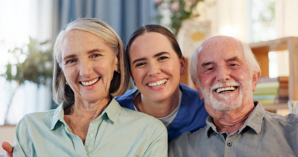 幸福的女人，医生和成熟的人在肖像摄影，老人护理或退休在养老院。医护人员，护理人员和微笑与老夫妇的照片，照片或记忆图片下载