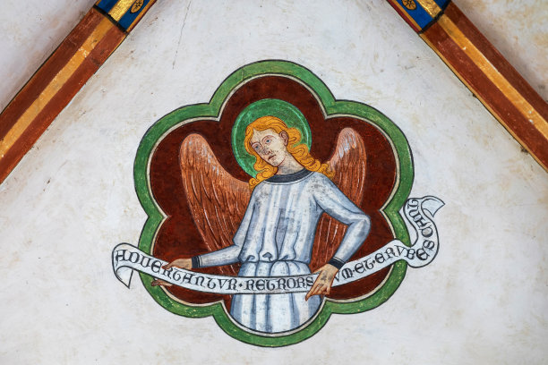 斯特拉斯堡Église圣皮埃尔-勒-琼的中世纪天使壁画，展示了复杂而历史悠久的宗教艺术品图片下载