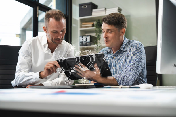 现代技术和网络概念，男性使用笔记本电脑，平板电脑和智能手机与虚拟屏幕API图标软件开发工具。应用程序编程接口。图片下载