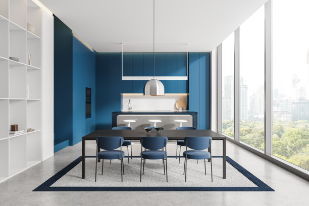 家庭厨房内部配有餐桌，酒吧岛和橱柜，窗户图片下载