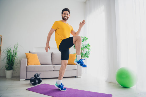 照片的帅哥好心情穿黄色t恤微笑做晨练室内房间家里房子图片下载