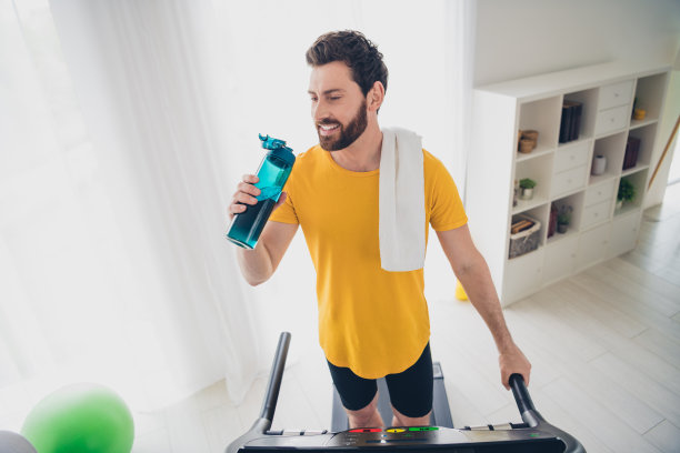 漂亮的运动强人的照片体育锻炼跑步跑步机饮用水室内家庭健身房图片下载