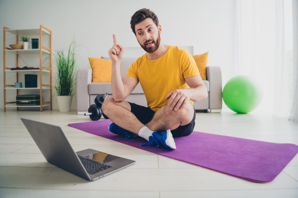 有魅力的运动健硕男子的照片解释和警告正确做运动家庭训练室内房子家庭健身房图片下载