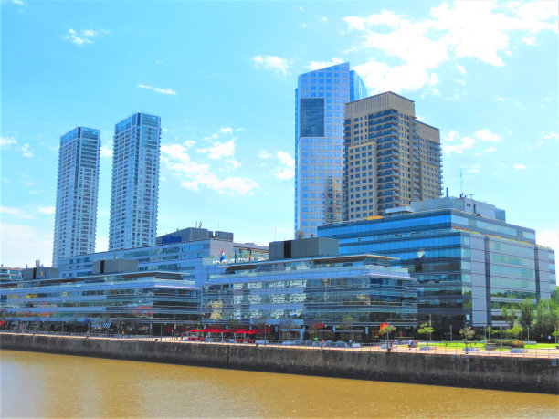 布宜诺斯艾利斯市马德罗港的建筑。布宜诺斯艾利斯市景。图片下载