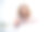 照片漂亮的年轻女孩水杯拇指向上穿睡衣明亮的室内卧室公寓室内图片下载