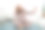 照片漂亮的年轻女孩做自拍手机v字手势穿着睡衣明亮的卧室公寓室内图片下载