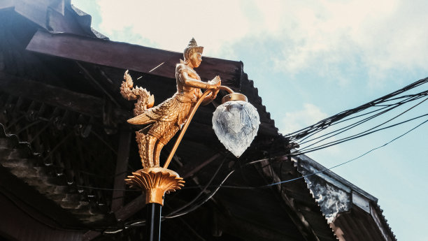 泰式艺术风格花园灯杆。灯杆的照片，上面有泰国的天鹅图案，雕刻得很漂亮图片下载