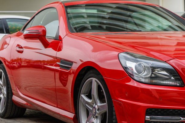 Gaziveren塞浦路斯04.24.2024-红色奔驰SLK 250停在房子附近的停车场图片下载