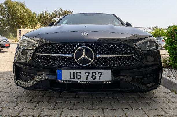 Gaziveren塞浦路斯04.29.2024黑色奔驰C180前视图23图片下载