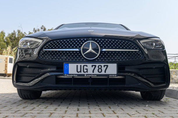 Gaziveren塞浦路斯04.29.2024黑色奔驰C180前视图19图片下载