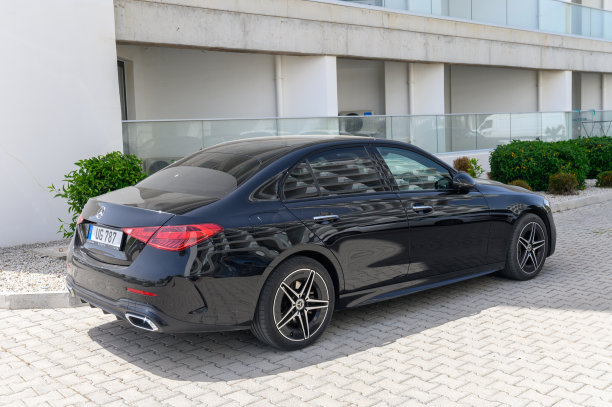 Gaziveren塞浦路斯04.29.2024黑色奔驰C180后视镜11图片下载