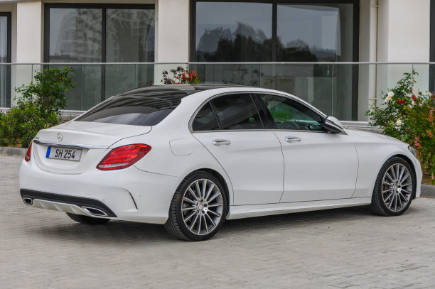 塞浦路斯加济韦伦2024年4月24日-白色奔驰C220d停在房子附近的停车场图片下载