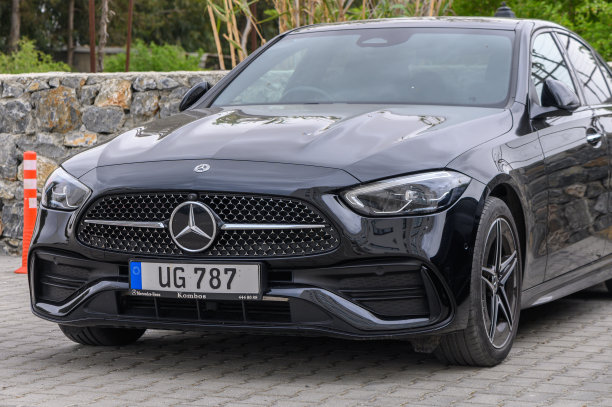 Gaziveren塞浦路斯04.29.2024黑色奔驰C180前视图9图片下载