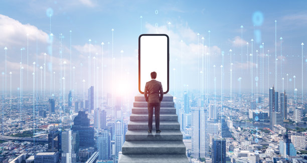 商人爬楼梯，模拟电话和城市天际线与上升的箭头图片下载