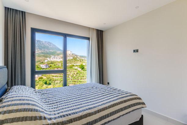 主卧的角度照片显示一张特大号床，旁边是一扇大窗户图片下载