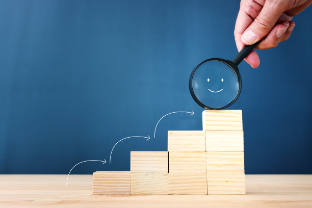 手拿放大镜，面带微笑。幸福的概念，心理健康和积极的思考图片下载