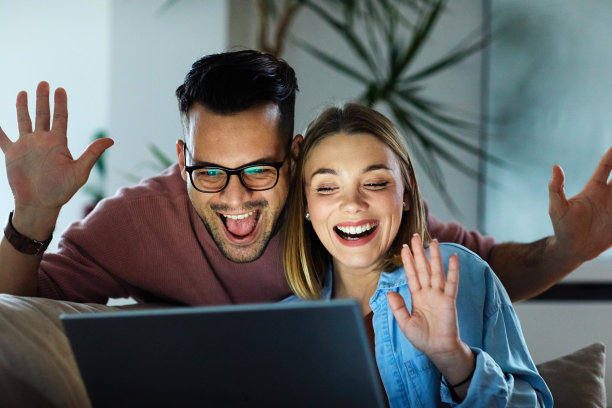 业务年轻的朋友夫妇学生笔记本电脑办公室通信电话视频会议业务聊天家庭在线工作会议谈话电视电影互联网图片下载