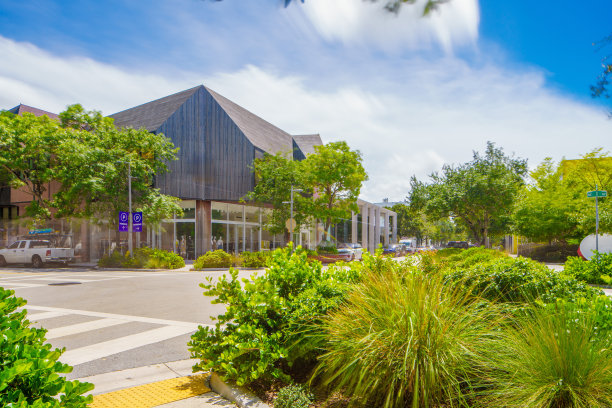 迈阿密设计区十字路口的美丽景观。2024年库存照片。长曝光运动模糊图片下载