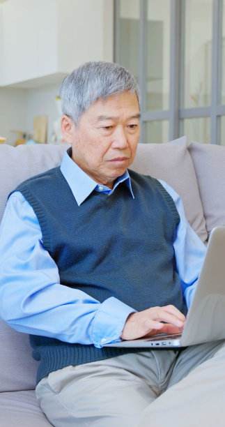 亚洲老人使用笔记本电脑图片下载