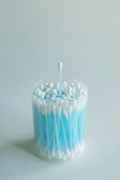 一组棉签放在一个罐子里，其中一根棉签突出在其他棉签上面图片下载