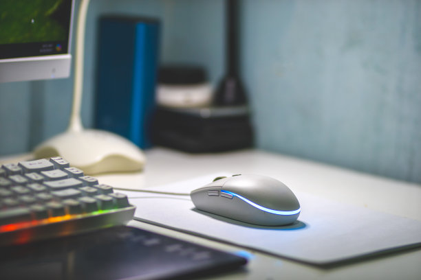 没有人的概念设置办公室的鼠标，显示器，键盘和笔平板。图片下载