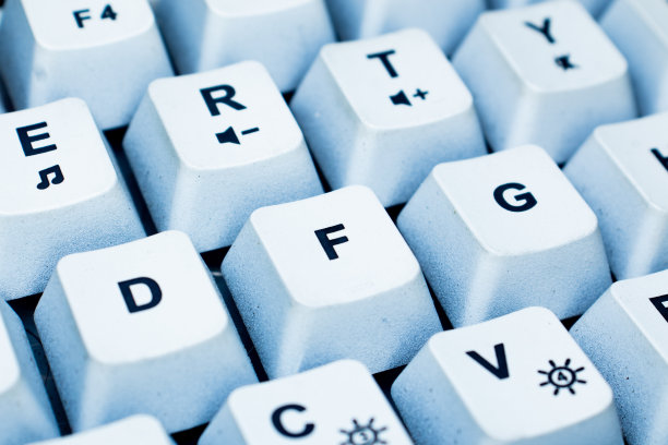 键盘键的特写照片。微距相片电脑键盘带白色。图片下载