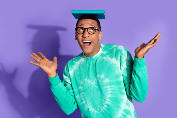 照片帅兴奋的家伙穿着蓝绿色运动衫眼镜享受有趣的故事有乐趣孤立的紫色背景图片下载